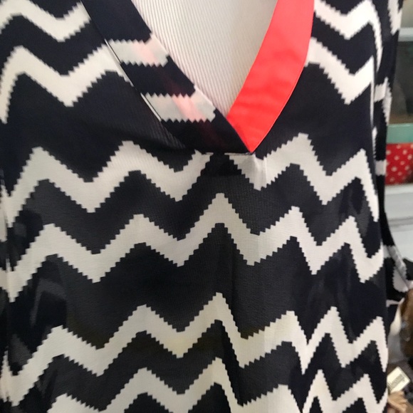 ๐ Beautiful Plus Size Top ๐ - Picture 2 of 4